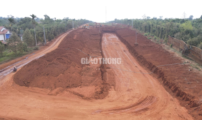 Thi c&ocirc;ng cao tốc Kh&aacute;nh H&ograve;a - Bu&ocirc;n Ma Thuột gặp kh&oacute; v&igrave; thiếu b&atilde;i đổ thải- Ảnh 1.