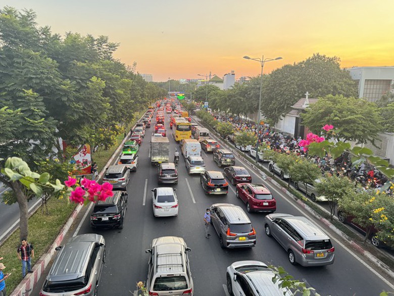 Nhan nhản xe đi ngược chiều, TP.HCM xem x&eacute;t điều chỉnh giao th&ocirc;ng đường Phạm Văn Đồng- Ảnh 1.
