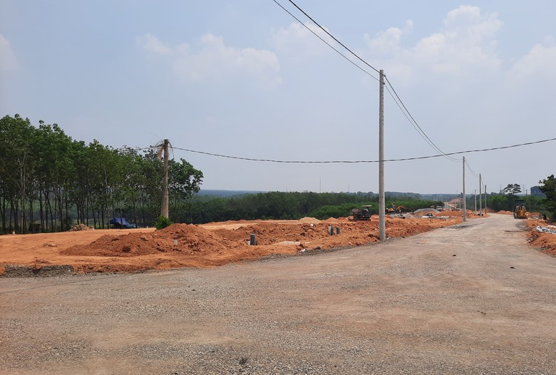 Cận mốc b&agrave;n giao mặt bằng, dự &aacute;n cao tốc Vạn Ninh - Cam Lộ vẫn ngổn ngang- Ảnh 8.