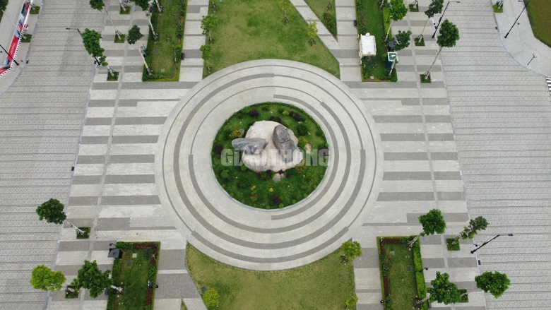 Chi&ecirc;m ngưỡng quảng trường biển Sầm Sơn trước ng&agrave;y khai hội- Ảnh 5.