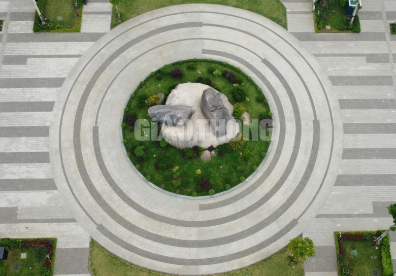 Chi&ecirc;m ngưỡng quảng trường biển Sầm Sơn trước ng&agrave;y khai hội- Ảnh 11.