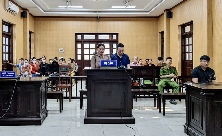 Vợ chồng bị c&aacute;o Trương Đ&igrave;nh Nhạt tại phi&ecirc;n to&agrave;.