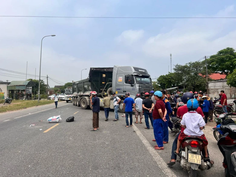 Tr&ecirc;n đường đi dạy về, nữ gi&aacute;o vi&ecirc;n bị xe đầu k&eacute;o t&ocirc;ng tử vong- Ảnh 1.