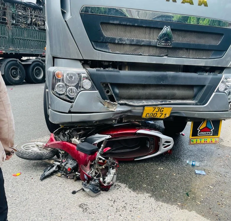 Tr&ecirc;n đường đi dạy về, nữ gi&aacute;o vi&ecirc;n bị xe đầu k&eacute;o t&ocirc;ng tử vong- Ảnh 2.
