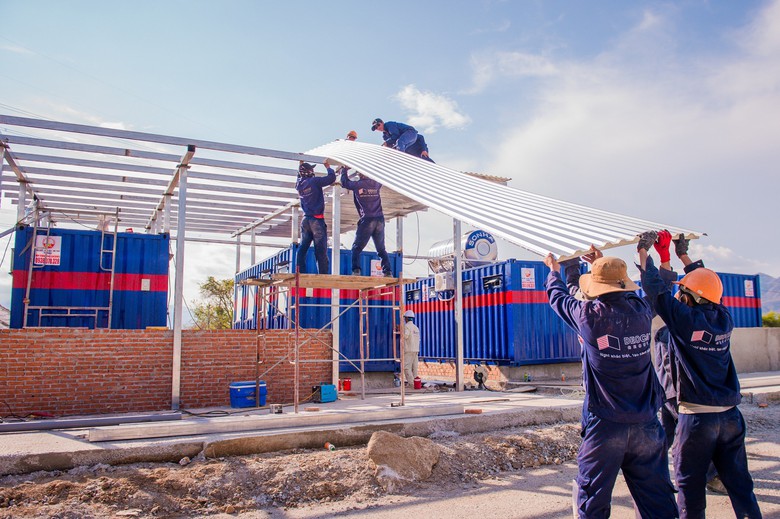 Ph&aacute;t nước suối miễn ph&iacute; tr&ecirc;n cao tốc Cam L&acirc;m - Vĩnh Hảo- Ảnh 2.