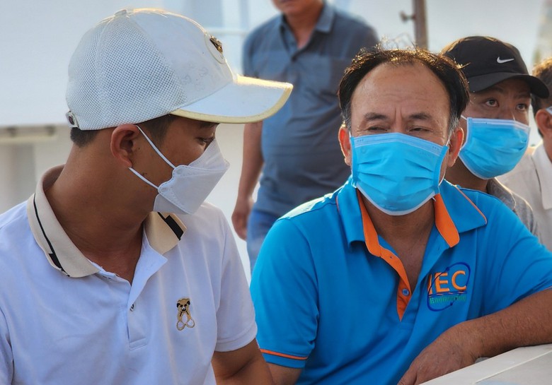 Vụ ch&igrave;m s&agrave; lan ở Quảng Ng&atilde;i: Nh&oacute;i l&ograve;ng đ&oacute;n thi thể thuyền vi&ecirc;n tử nạn- Ảnh 3.