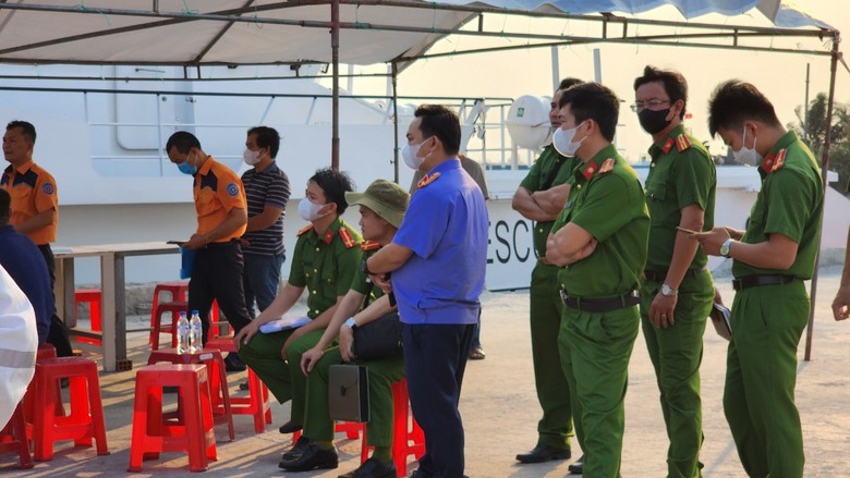 Vụ ch&igrave;m s&agrave; lan ở Quảng Ng&atilde;i: Nh&oacute;i l&ograve;ng đ&oacute;n thi thể thuyền vi&ecirc;n tử nạn- Ảnh 4.