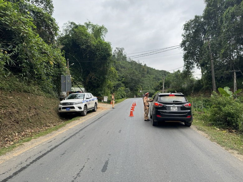 CSGT L&agrave;o Cai lập 200 chốt xử l&yacute; vi phạm v&agrave; đảm bảo ATGT dịp nghỉ lễ 30/4 - 1/5- Ảnh 2.