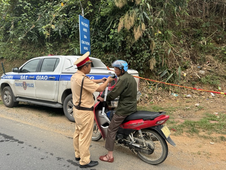 CSGT L&agrave;o Cai lập 200 chốt xử l&yacute; vi phạm v&agrave; đảm bảo ATGT dịp nghỉ lễ 30/4 - 1/5- Ảnh 3.