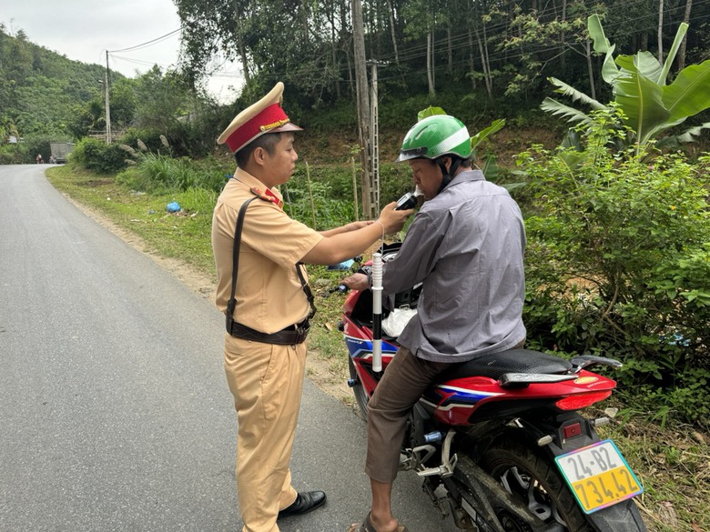CSGT L&agrave;o Cai lập 200 chốt xử l&yacute; vi phạm v&agrave; đảm bảo ATGT dịp nghỉ lễ 30/4 - 1/5- Ảnh 4.