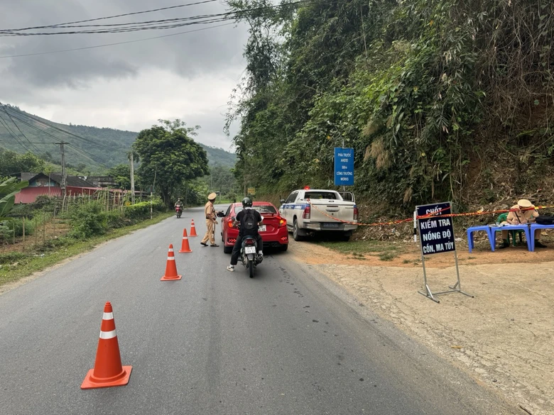 CSGT L&agrave;o Cai lập 200 chốt xử l&yacute; vi phạm v&agrave; đảm bảo ATGT dịp nghỉ lễ 30/4 - 1/5- Ảnh 1.