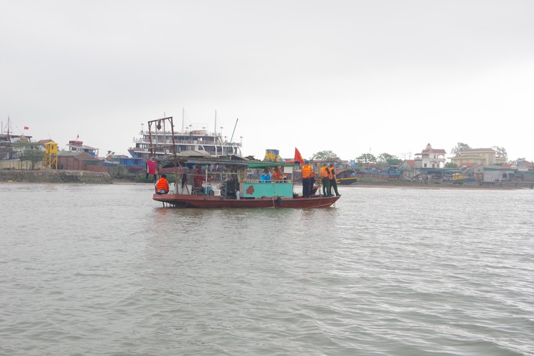 T&igrave;m thấy thi thể 2 nạn nh&acirc;n vụ lật đ&ograve; tr&ecirc;n s&ocirc;ng Chanh l&agrave;m 4 người mất t&iacute;ch- Ảnh 1.