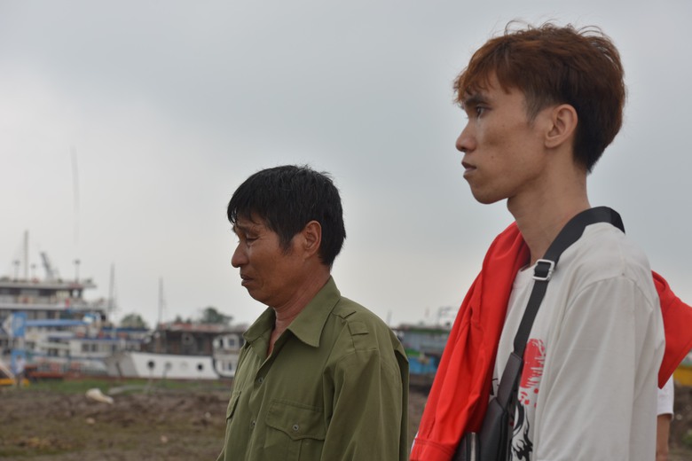 Người th&acirc;n kh&oacute;c r&ograve;ng ng&oacute;ng 4 nạn nh&acirc;n mất t&iacute;ch trong vụ lật đ&ograve; tr&ecirc;n s&ocirc;ng Chanh- Ảnh 4.