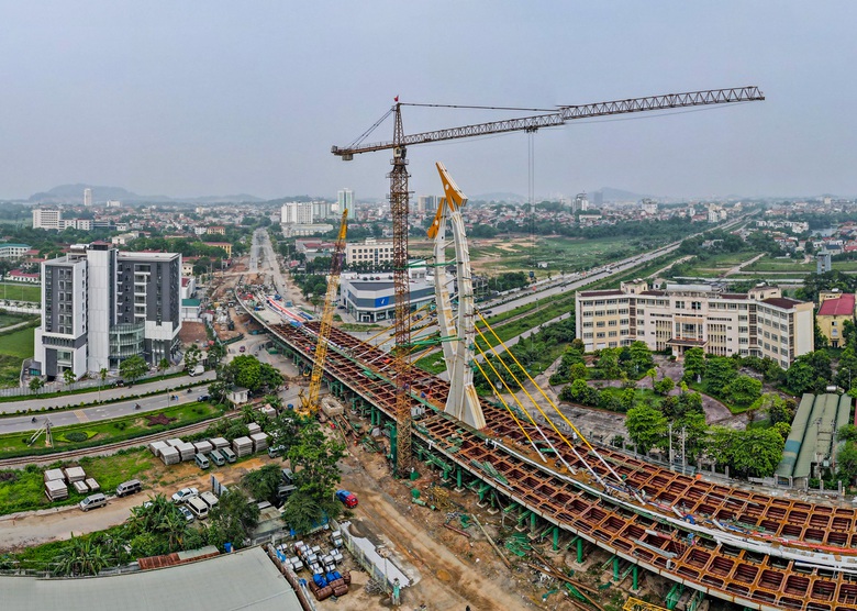 Cầu vượt đường sắt đường Nguyễn Tất Thành thi công xuyên lễ- Ảnh 1. Cầu vượt đường sắt đường Nguyễn Tất Thành thi công xuyên lễ- Ảnh 1.