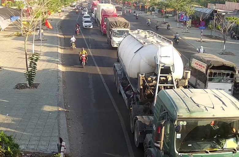 Cầu Rạch Miễu &ugrave;n ứ nghi&ecirc;m trọng, CSGT điều tiết phương tiện đi 1 chiều- Ảnh 3.