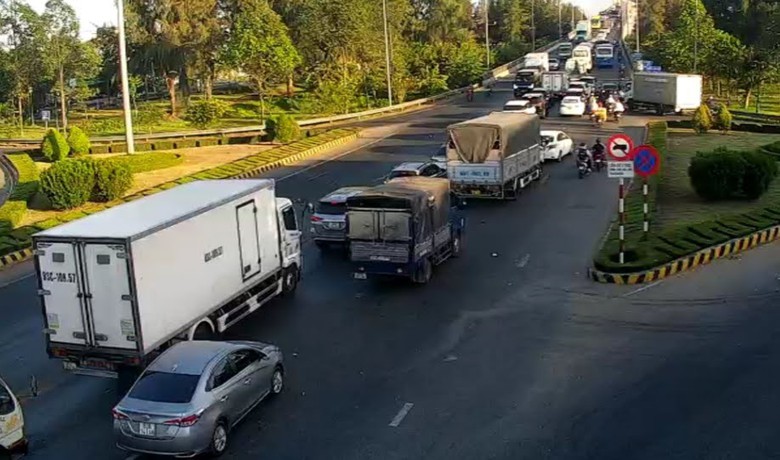 Cầu Rạch Miễu &ugrave;n ứ nghi&ecirc;m trọng, CSGT điều tiết phương tiện đi 1 chiều- Ảnh 1.