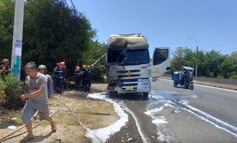 Lực lượng chức năng v&agrave; người d&acirc;n nỗ lực dập tắt vụ ch&aacute;y.