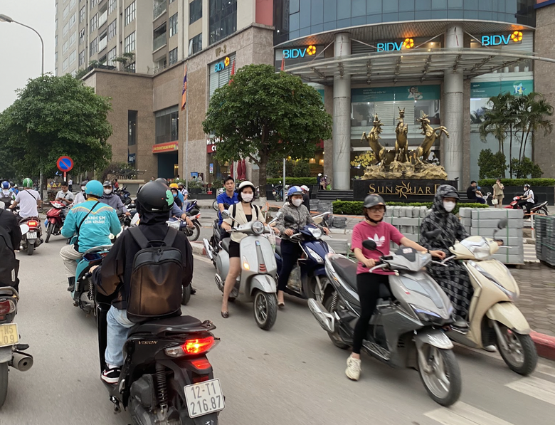 Xe m&aacute;y đua nhau đi ngược chiều, đ&aacute;nh cược t&iacute;nh mạng với tử thần- Ảnh 1.