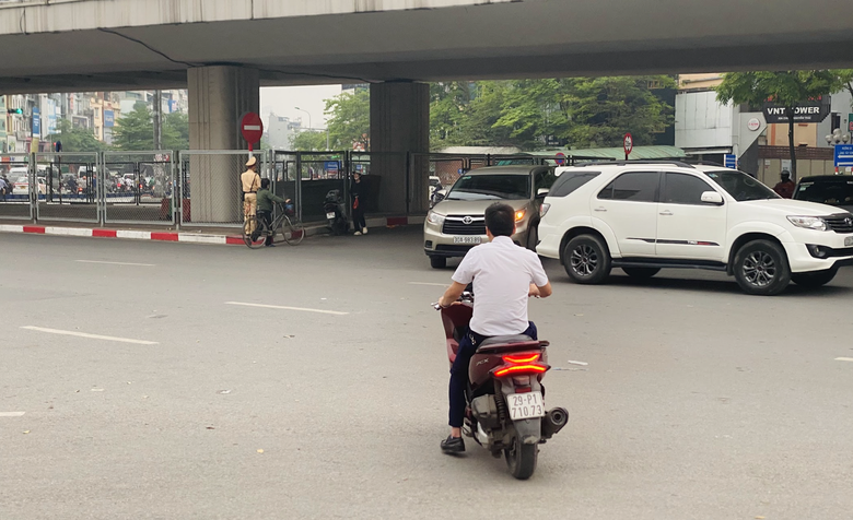 Xe m&aacute;y đua nhau đi ngược chiều, đ&aacute;nh cược t&iacute;nh mạng với tử thần- Ảnh 11.