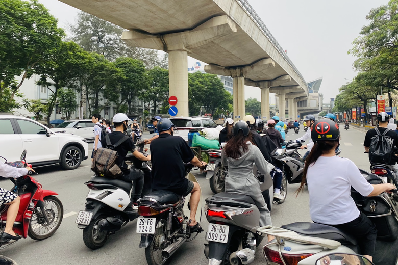 Xe m&aacute;y đua nhau đi ngược chiều, đ&aacute;nh cược t&iacute;nh mạng với tử thần- Ảnh 17.