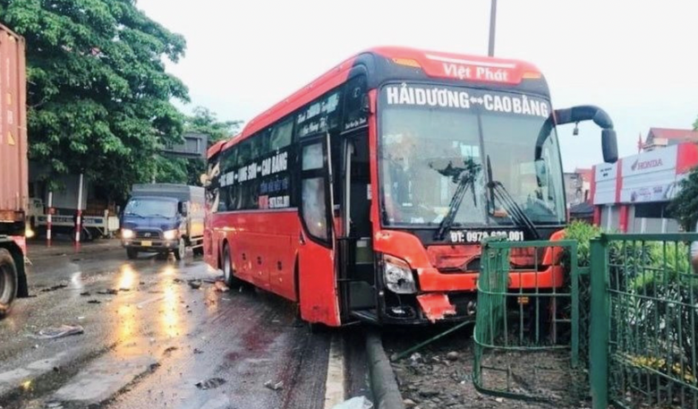 TNGT giữa hai xe kh&aacute;ch tr&ecirc;n quốc lộ 5: Một xe hết hạn kiểm định- Ảnh 1.