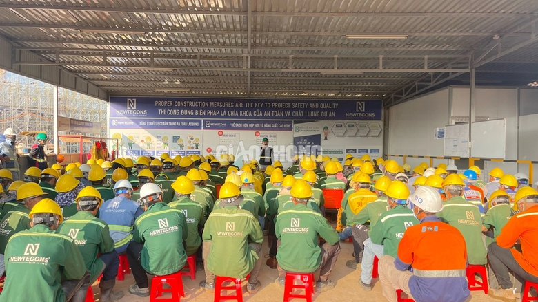 L&agrave;m xuy&ecirc;n lễ, chạy đua từng giờ ở c&ocirc;ng trường s&acirc;n bay Long Th&agrave;nh nắng như đổ lửa- Ảnh 3.