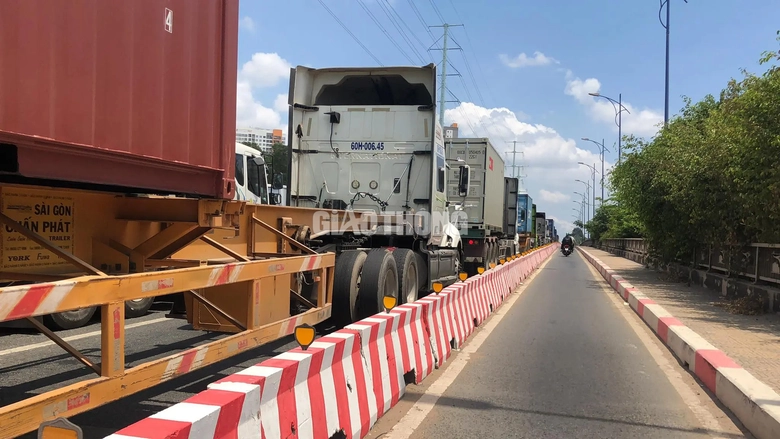 Nhiều cửa ng&otilde; ở TP.HCM kẹt cứng, CSGT căng m&igrave;nh ph&acirc;n luồng trước kỳ nghỉ lễ- Ảnh 2.