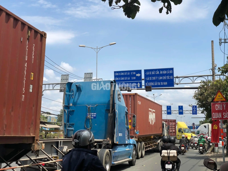 Nhiều cửa ng&otilde; ở TP.HCM kẹt cứng, CSGT căng m&igrave;nh ph&acirc;n luồng trước kỳ nghỉ lễ- Ảnh 3.