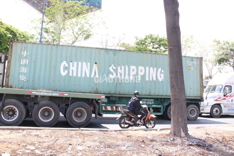 Nhiều cửa ng&otilde; ở TP.HCM kẹt cứng, CSGT căng m&igrave;nh ph&acirc;n luồng trước kỳ nghỉ lễ- Ảnh 4.