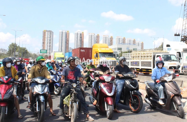Nhiều cửa ng&otilde; ở TP.HCM kẹt cứng, CSGT căng m&igrave;nh ph&acirc;n luồng trước kỳ nghỉ lễ- Ảnh 5.