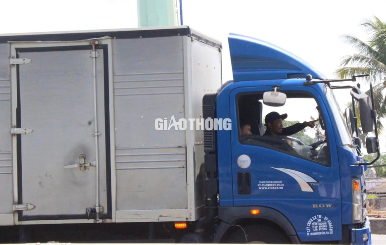 Nhiều cửa ng&otilde; ở TP.HCM kẹt cứng, CSGT căng m&igrave;nh ph&acirc;n luồng trước kỳ nghỉ lễ- Ảnh 6.