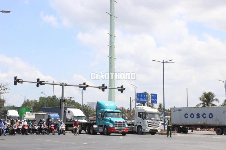 Nhiều cửa ng&otilde; ở TP.HCM kẹt cứng, CSGT căng m&igrave;nh ph&acirc;n luồng trước kỳ nghỉ lễ- Ảnh 8.