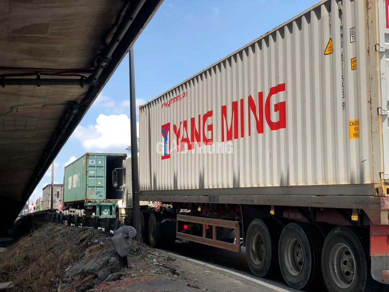Nhiều cửa ng&otilde; ở TP.HCM kẹt cứng, CSGT căng m&igrave;nh ph&acirc;n luồng trước kỳ nghỉ lễ- Ảnh 10.