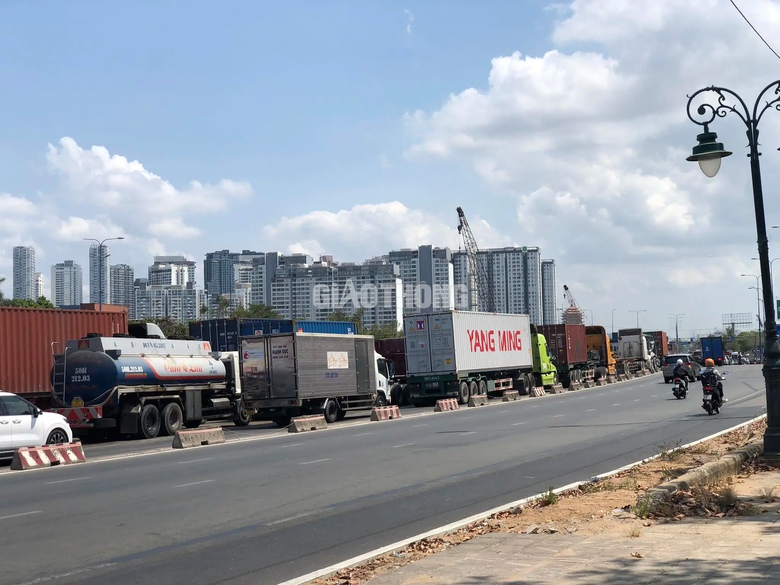 Nhiều cửa ng&otilde; ở TP.HCM kẹt cứng, CSGT căng m&igrave;nh ph&acirc;n luồng trước kỳ nghỉ lễ- Ảnh 11.