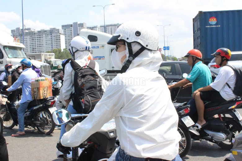 Nhiều cửa ng&otilde; ở TP.HCM kẹt cứng, CSGT căng m&igrave;nh ph&acirc;n luồng trước kỳ nghỉ lễ- Ảnh 13.