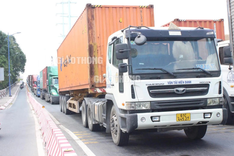 Nhiều cửa ng&otilde; ở TP.HCM kẹt cứng, CSGT căng m&igrave;nh ph&acirc;n luồng trước kỳ nghỉ lễ- Ảnh 1.