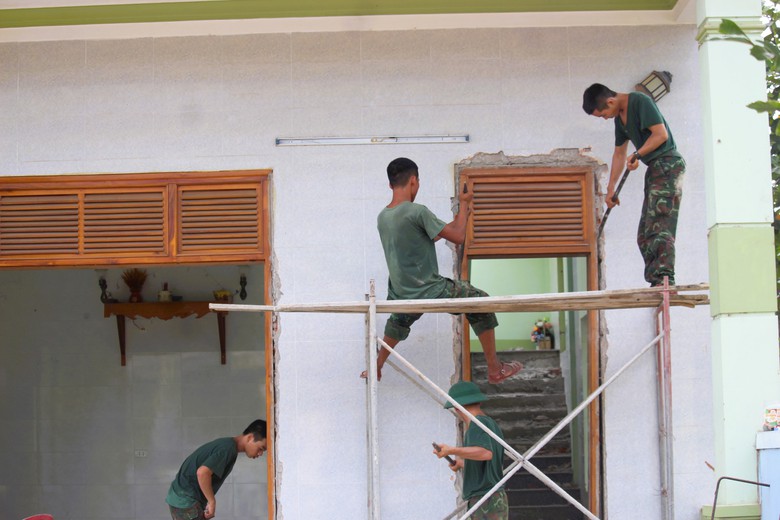 Bộ đội gi&uacute;p d&acirc;n th&aacute;o dỡ nh&agrave;, gấp r&uacute;t giao mặt bằng cao tốc Vạn Ninh - Cam Lộ- Ảnh 10.