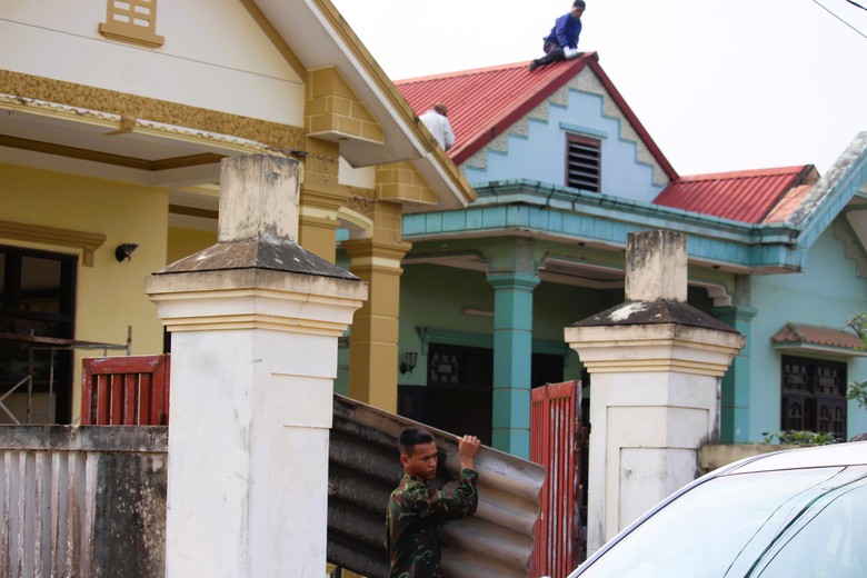 Bộ đội gi&uacute;p d&acirc;n th&aacute;o dỡ nh&agrave;, gấp r&uacute;t giao mặt bằng cao tốc Vạn Ninh - Cam Lộ- Ảnh 2.