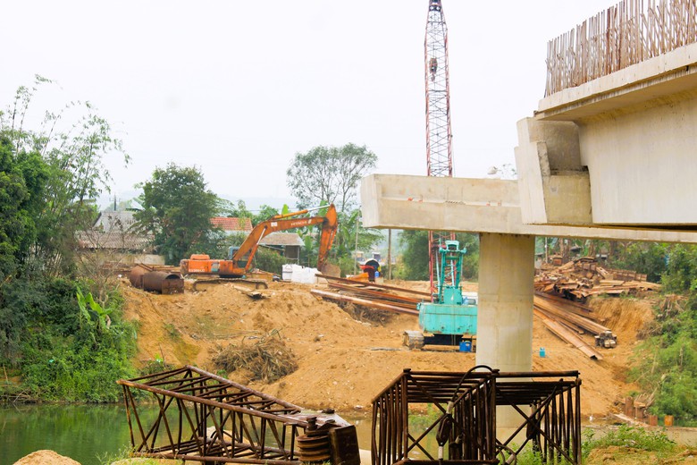 Bộ đội gi&uacute;p d&acirc;n th&aacute;o dỡ nh&agrave;, gấp r&uacute;t giao mặt bằng cao tốc Vạn Ninh - Cam Lộ- Ảnh 4.