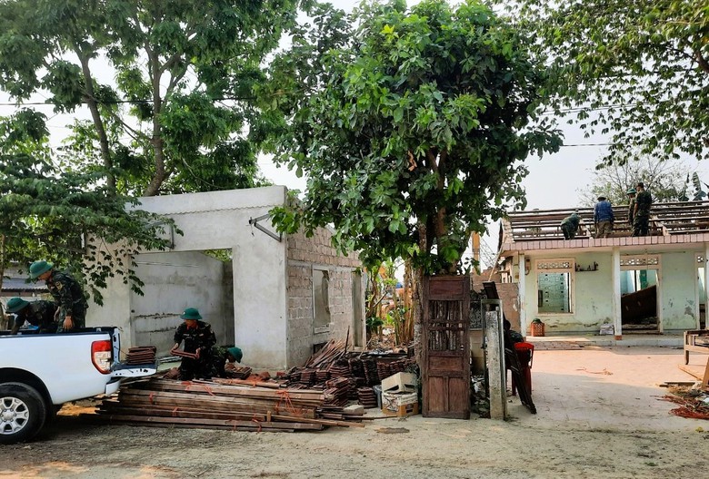 Bộ đội gi&uacute;p d&acirc;n th&aacute;o dỡ nh&agrave;, gấp r&uacute;t giao mặt bằng cao tốc Vạn Ninh - Cam Lộ- Ảnh 5.