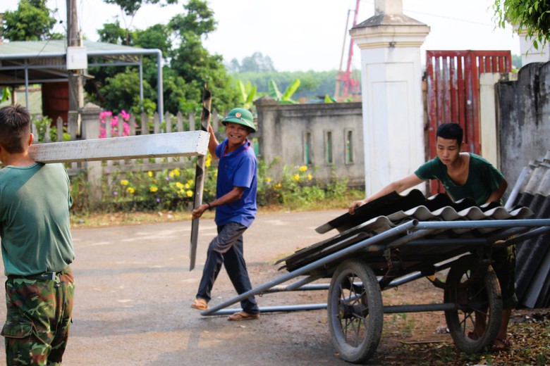 Bộ đội gi&uacute;p d&acirc;n th&aacute;o dỡ nh&agrave;, gấp r&uacute;t giao mặt bằng cao tốc Vạn Ninh - Cam Lộ- Ảnh 9.