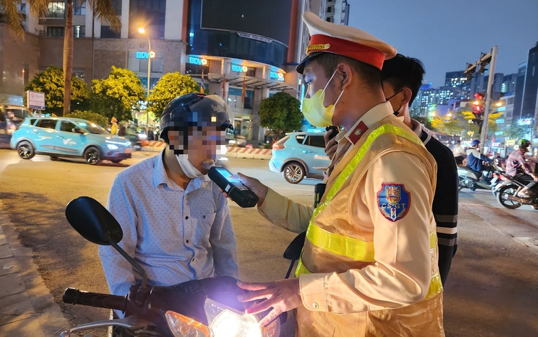 Vi phạm nồng độ cồn bị tước bằng xe m&aacute;y, c&oacute; được điều khiển &ocirc; t&ocirc;?