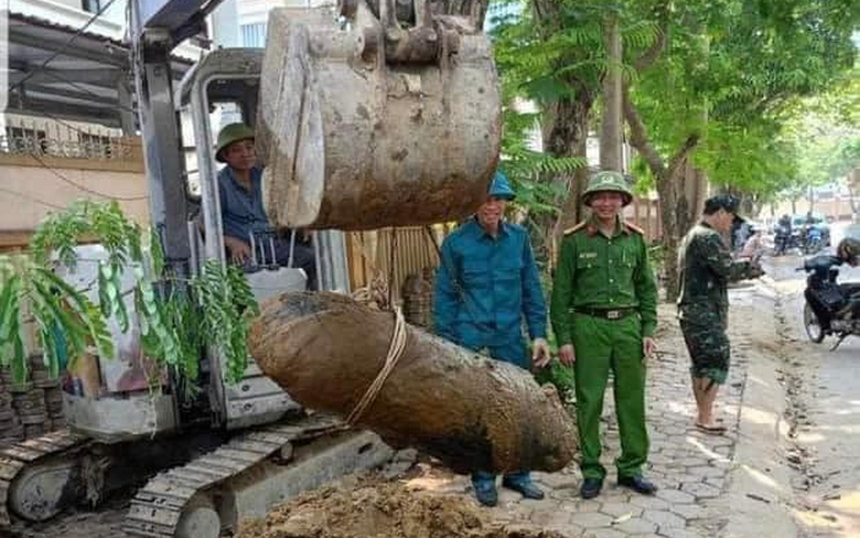 T&aacute; hỏa ph&aacute;t hiện quả bom khi đ&agrave;o mương nước ở trung t&acirc;m TP Vinh