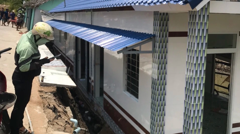 Bạc Liêu: Căn nhà 80m2 bất ngờ tụt xuống lòng sông- Ảnh 1. Bạc Liêu: Căn nhà 80m2 bất ngờ tụt xuống lòng sông- Ảnh 1.