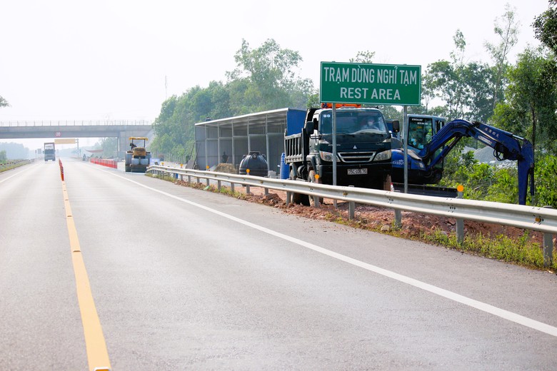 Tài xế thuận tiện ra vào trạm dừng nghỉ tại cao tốc Cam Lộ - La Sơn- Ảnh 8. Tài xế thuận tiện ra vào trạm dừng nghỉ tại cao tốc Cam Lộ - La Sơn- Ảnh 8.