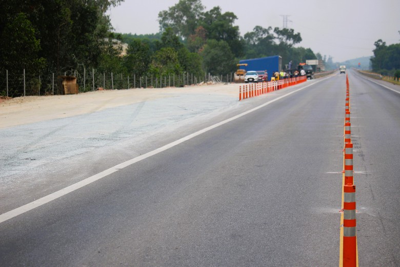 Tài xế thuận tiện ra vào trạm dừng nghỉ tại cao tốc Cam Lộ - La Sơn- Ảnh 9. Tài xế thuận tiện ra vào trạm dừng nghỉ tại cao tốc Cam Lộ - La Sơn- Ảnh 9.