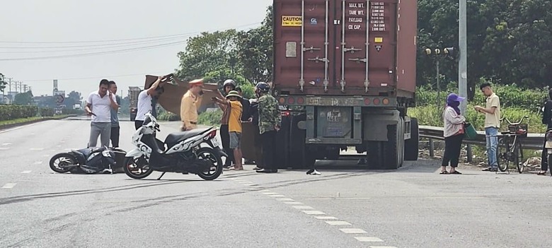 Xe m&aacute;y đ&egrave;o 4 va chạm &ocirc; t&ocirc; đầu k&eacute;o tr&ecirc;n quốc lộ 10 khiến một người tử vong- Ảnh 1.