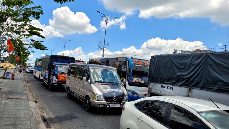 Cầu Rạch Miễu &ugrave;n ứ nghi&ecirc;m trọng, CSGT điều tiết phương tiện đi 1 chiều- Ảnh 2.