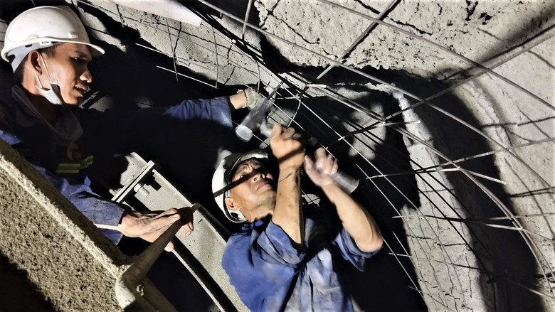C&ocirc;ng nh&acirc;n căng m&igrave;nh gia cố hầm B&atilde;i Gi&oacute; sau sự cố- Ảnh 8.