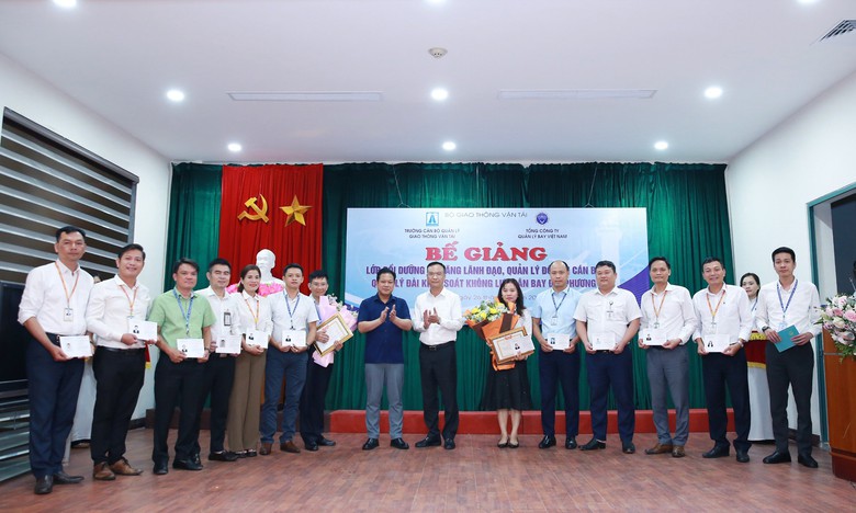 Bế giảng lớp bồi dưỡng kỹ năng l&atilde;nh đạo quản l&yacute; cho c&aacute;n bộ Đ&agrave;i kiểm so&aacute;t kh&ocirc;ng lưu- Ảnh 4.